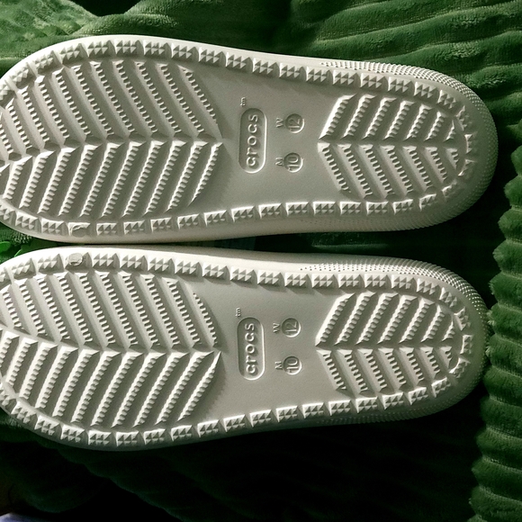 Crocs Unisex White Slide Sandals. Sizes Men's 10 - Women's 12. - Picture 11 of 16
